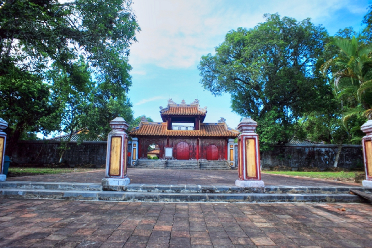 Từ ngoài vào trong sẽ lần lượt là Nghi Môn, tả hữu Tòng tự rồi đến điện Minh Thành 