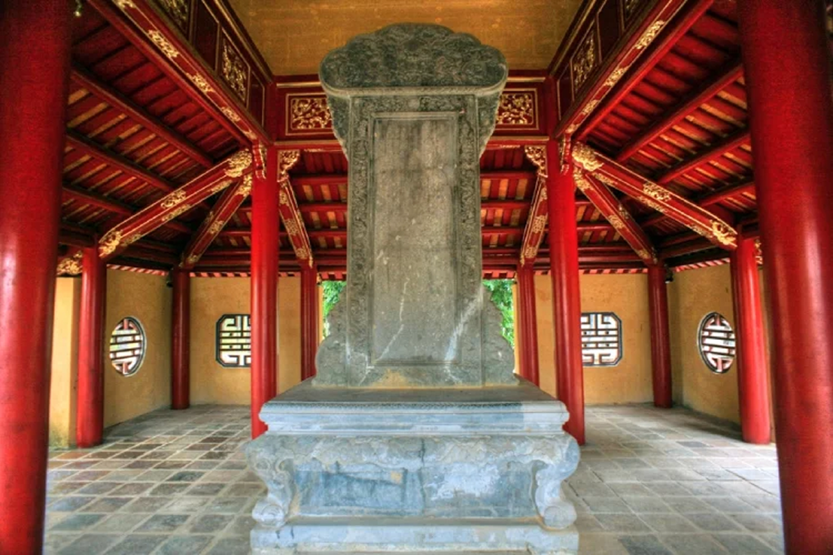 Tấm bia ca ngợi công lao và thể hiện nỗi lòng tưởng nhớ Tiên đế của vua Minh Mạng 