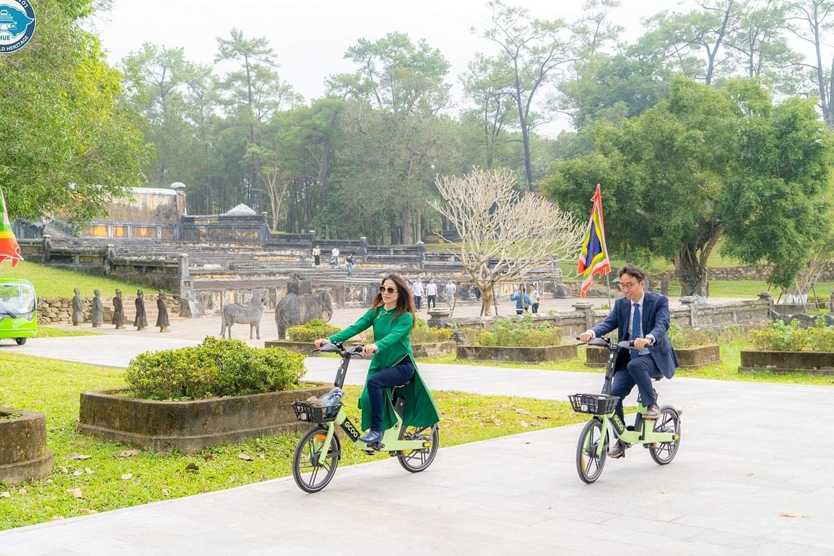 Khách du lịch sử dụng xe máy điện di chuyển vào khu vực tham quan