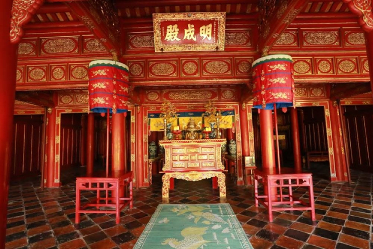 Nội thất trong tẩm điện được trang trí đơn giản, không cầu kỳ 
