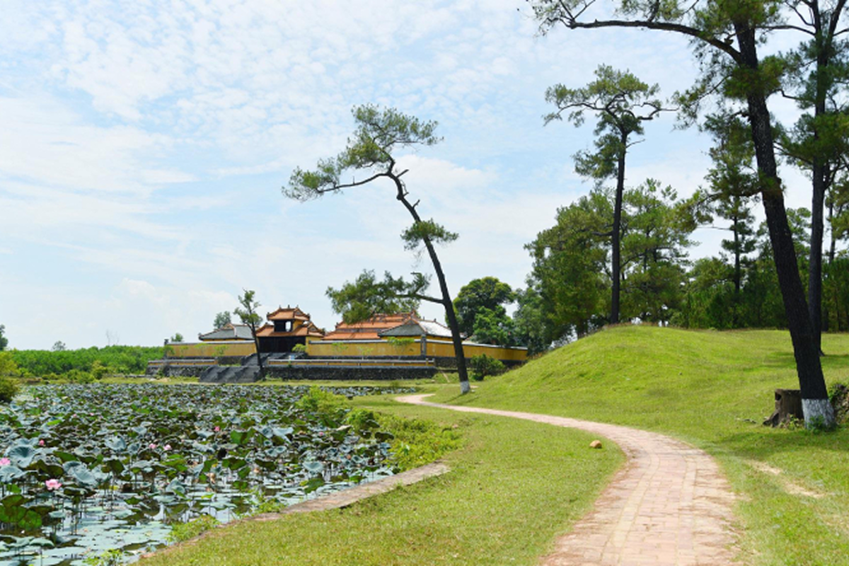Điện Gia Thành là nơi thờ Thuận Thiên Cao hoàng hậu, nằm kế bên phải lăng mộ của bà, có kiến trúc tương tự Điện Minh Thành 