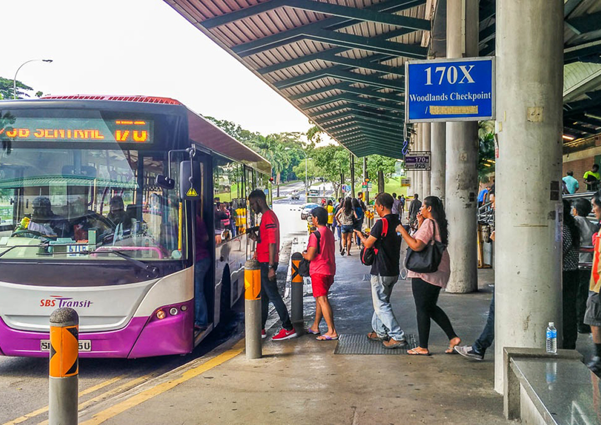 Tại Singapore, hệ thống MRT rất hiện đại, sạch sẽ và phủ rộng khắp các khu vực du lịch nổi tiếng. Bạn có thể dễ dàng di chuyển giữa các điểm tham quan mà không cần thuê xe riêng.