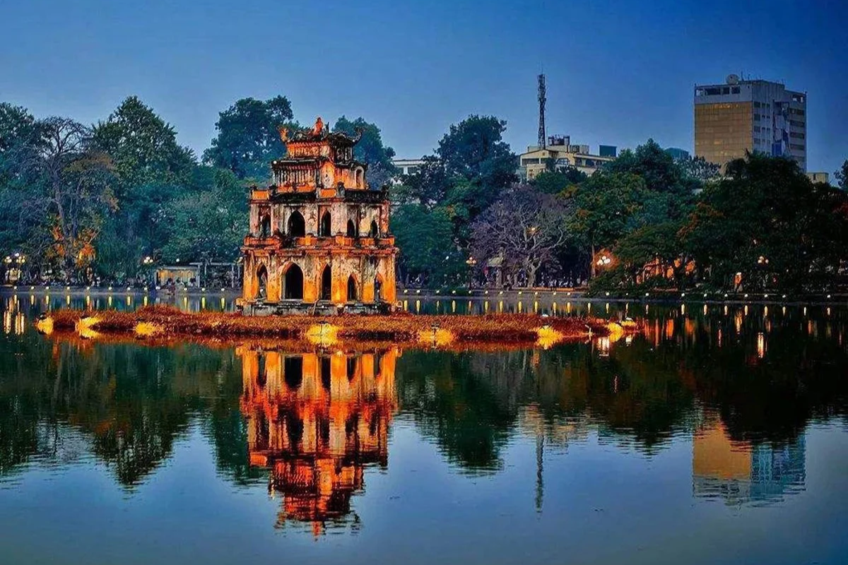 Hồ Gươm – biểu tượng giữa lòng Hà Nội, nơi giao hòa giữa cảnh sắc, lịch sử và nhịp sống phố cổ