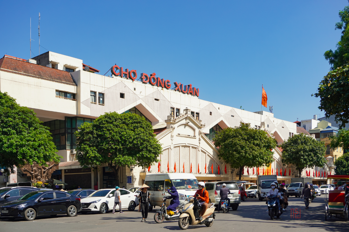Khám phá không gian mua sắm nhộn nhịp và nét buôn bán lâu đời giữa lòng phố cổ Hà Nội 