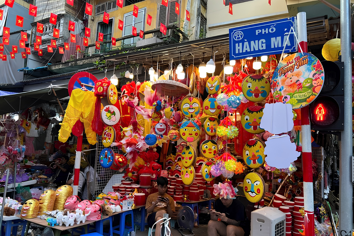 Phố Hàng Mã Trung thu rực rỡ với đèn lồng, mặt nạ và đồ chơi truyền thống, tạo nên không gian lễ hội đậm sắc màu Hà Nội 