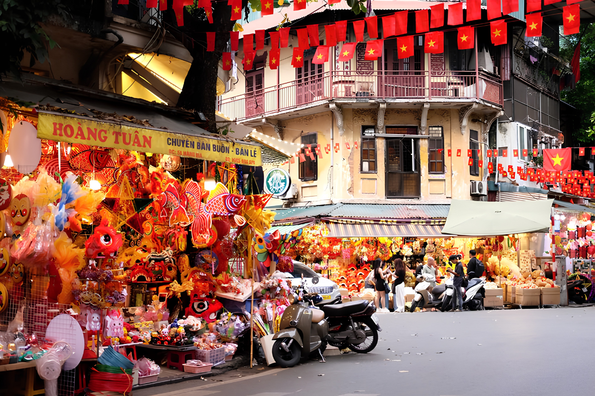 Khám phá phố Hàng Mã, nơi nổi bật với những gian hàng đầy màu sắc và không khí nhộn nhịp giữa lòng phố cổ Hà Nội 