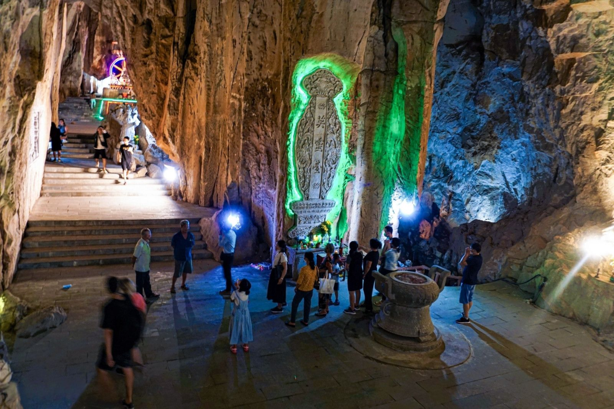 Động Âm Phủ sở hữu hệ thống hang động độc đáo với những lối đi và không gian mang màu sắc văn hóa dân gian