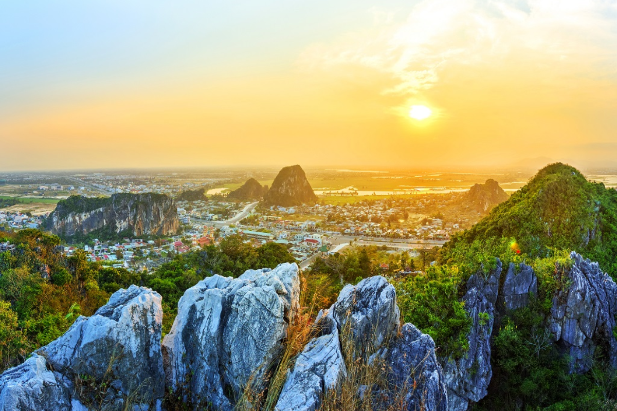 Ngũ Hành Sơn là danh thắng nổi tiếng Đà Nẵng với núi đá, hang động, chùa chiền và cảnh quan thiên nhiên đặc sắc