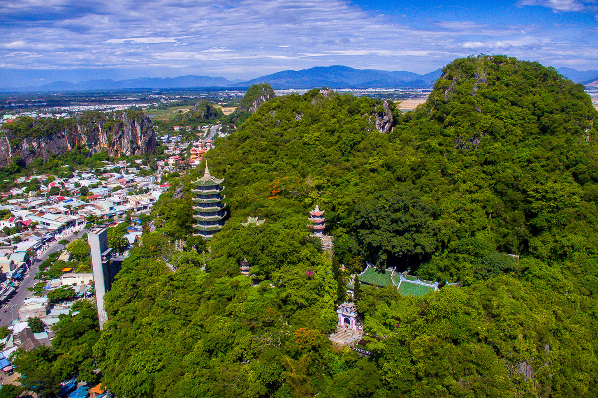 Du khách có thể đến Ngũ Hành Sơn bằng xe máy, ô tô, taxi hoặc tour tùy theo nhu cầu và lịch trình