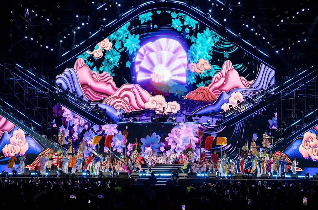 “V Concert - Rạng rỡ Việt Nam” đã thắp lên ngọn lửa rực cháy với niềm tự hào dân tộc trong lòng 25.000 khán giả