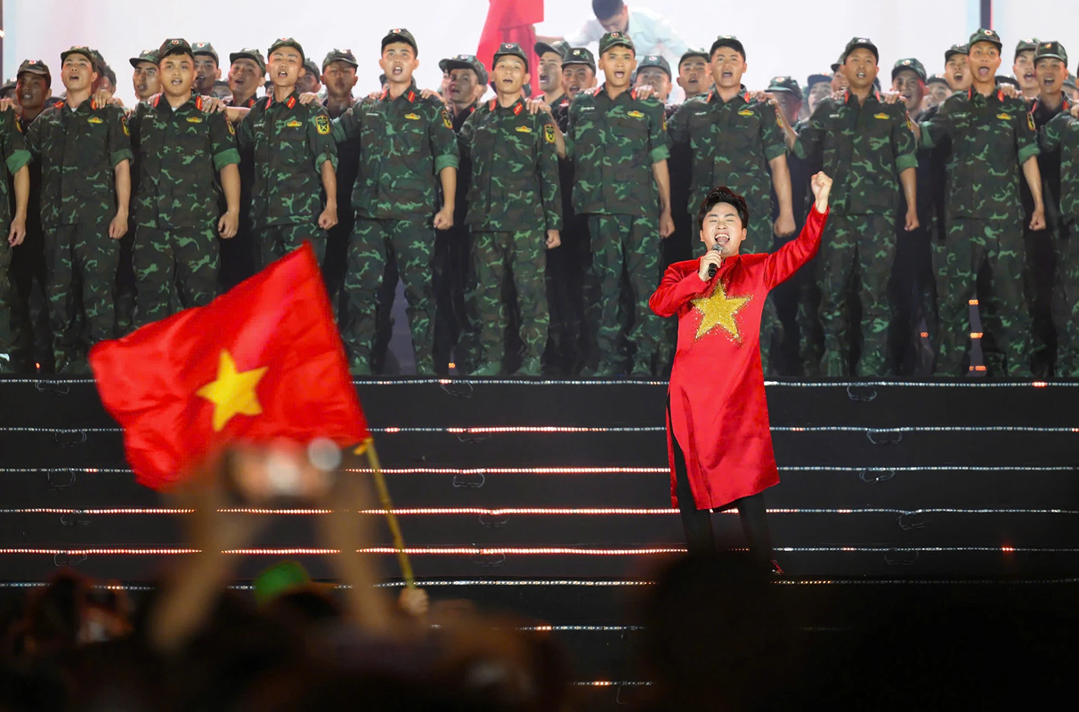 Ca sĩ Tùng Dương với màn trình diễn mang đến những cảm xúc thăng hoa
