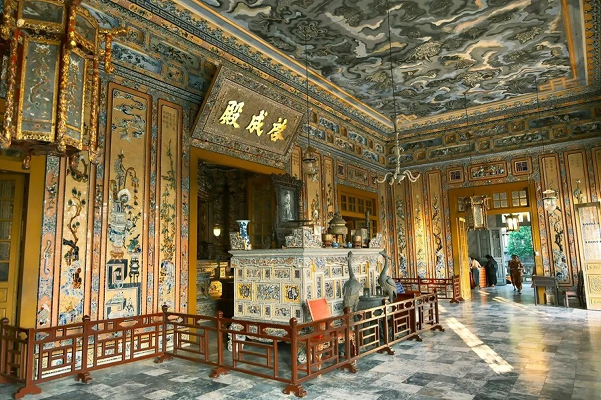 Khu vực Cung Thiên Định gồm 5 phần liền nhau: Tả, Hữu Trực phòng hai bên, điện Khải Thành, Bửu Tán ở chính giữa, tượng nhà vua với phần mộ phía bên dưới 