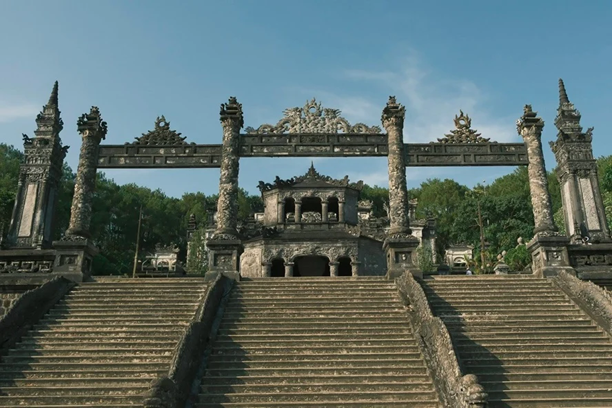 Điểm check-in tại cổng Tam Quan lăng Khải Định Huế, bên cạnh những con rồng cuộn mình từ trên xuống rất thu hút giới trẻ