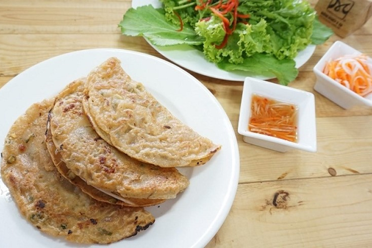 Bánh xèo Quảng Hòa vàng giòn ăn kèm rau sống tươi ngon