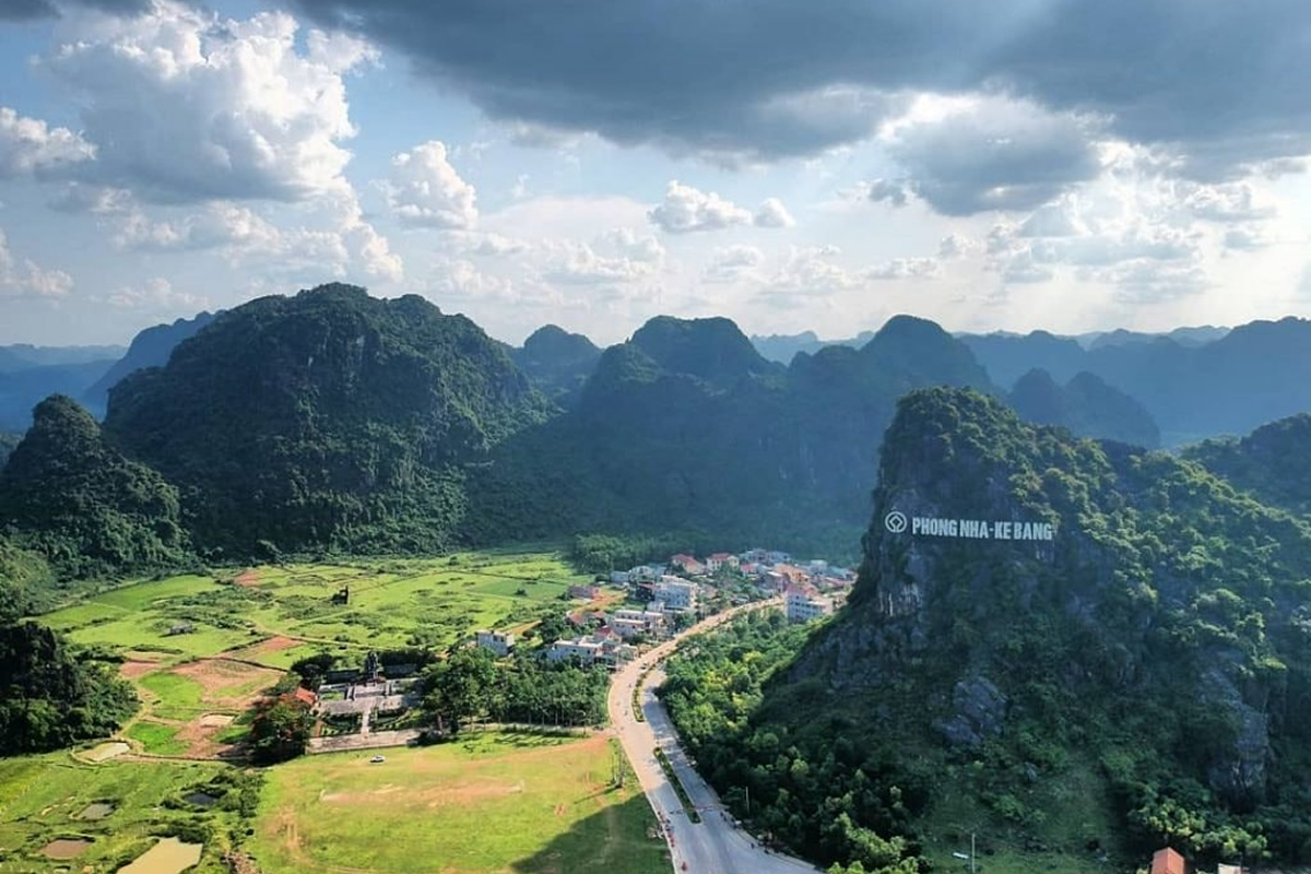 Vườn Quốc gia Phong Nha – Kẻ Bàng với núi đá vôi và thiên nhiên xanh mát