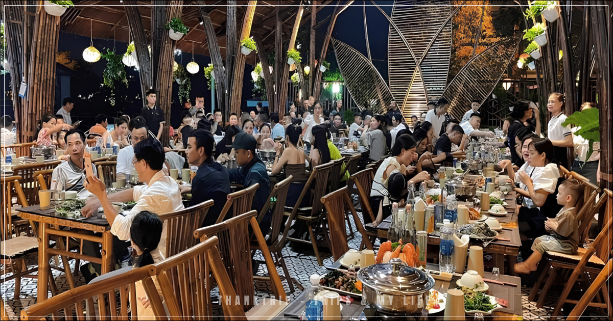 Thực khách đông đúc dùng bữa tối tại quán thịt dê núi Ninh Bình