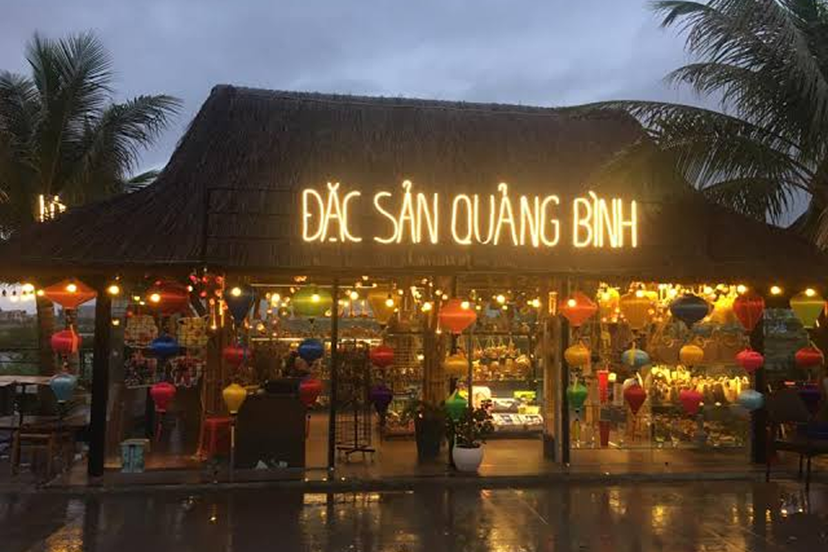 Du khách dạo bộ và check-in tại chợ đêm Đồng Hới về đêm