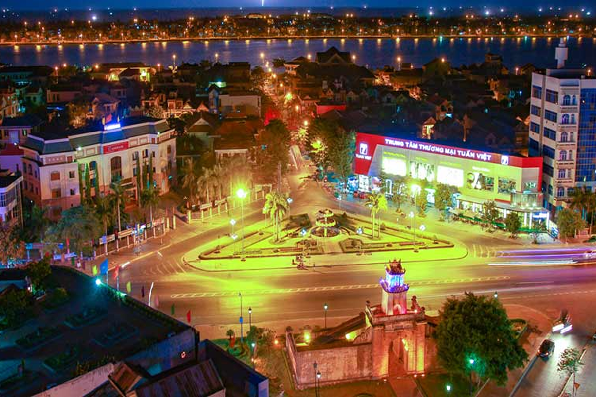 Không khí nhộn nhịp tại chợ đêm Đồng Hới với ánh đèn và đông du khách