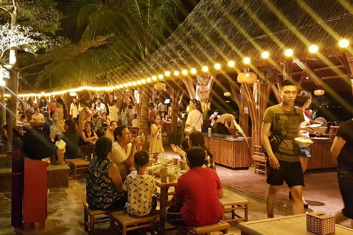 Các món ăn đường phố tại chợ đêm Đồng Hới như bánh lọc, bánh khoái, hải sản nướng