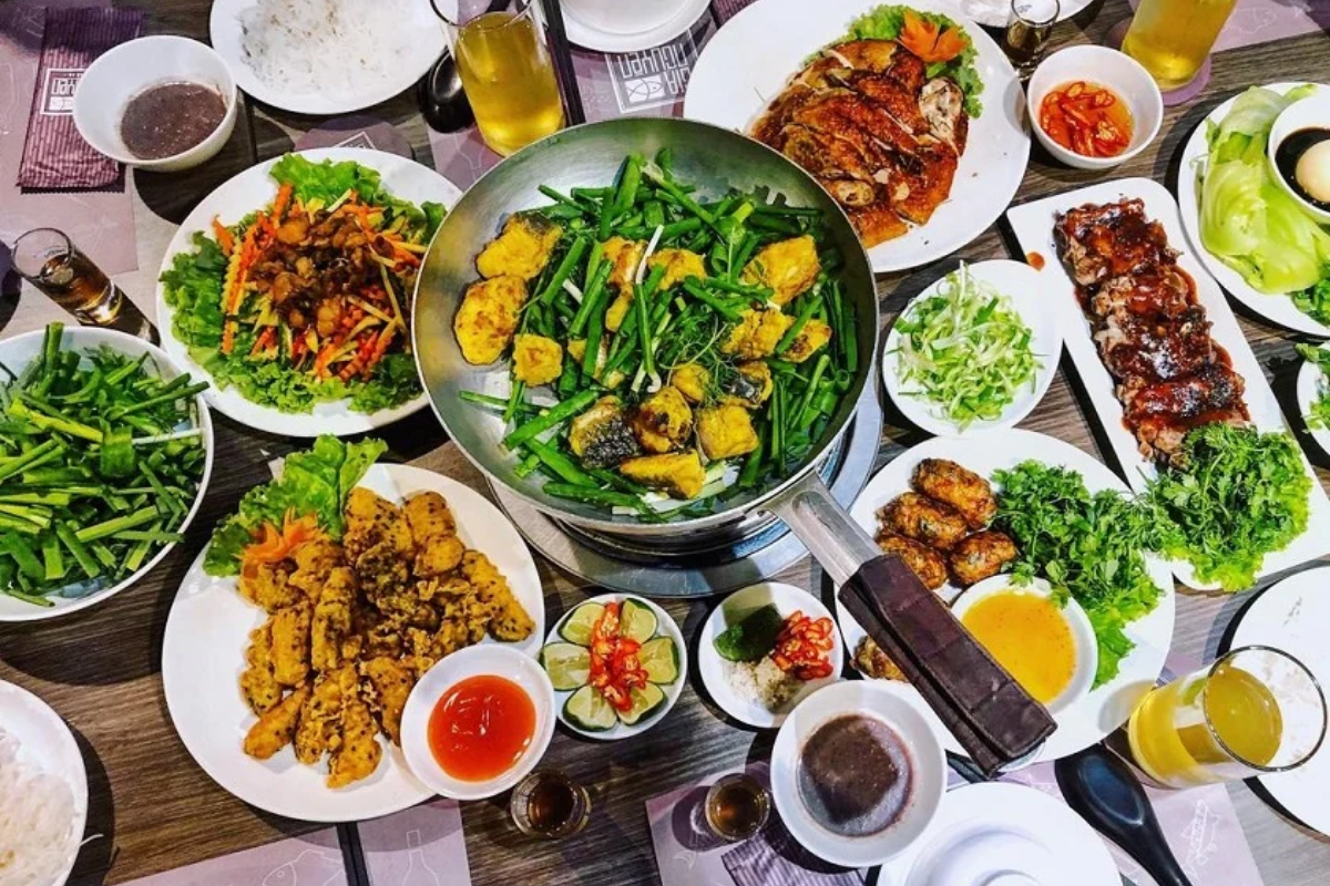 Khám phá ẩm thực phố cổ với những món ăn mang đậm hương vị Hà Nội, từ phở, bún chả đến các món ăn vặt hấp dẫn