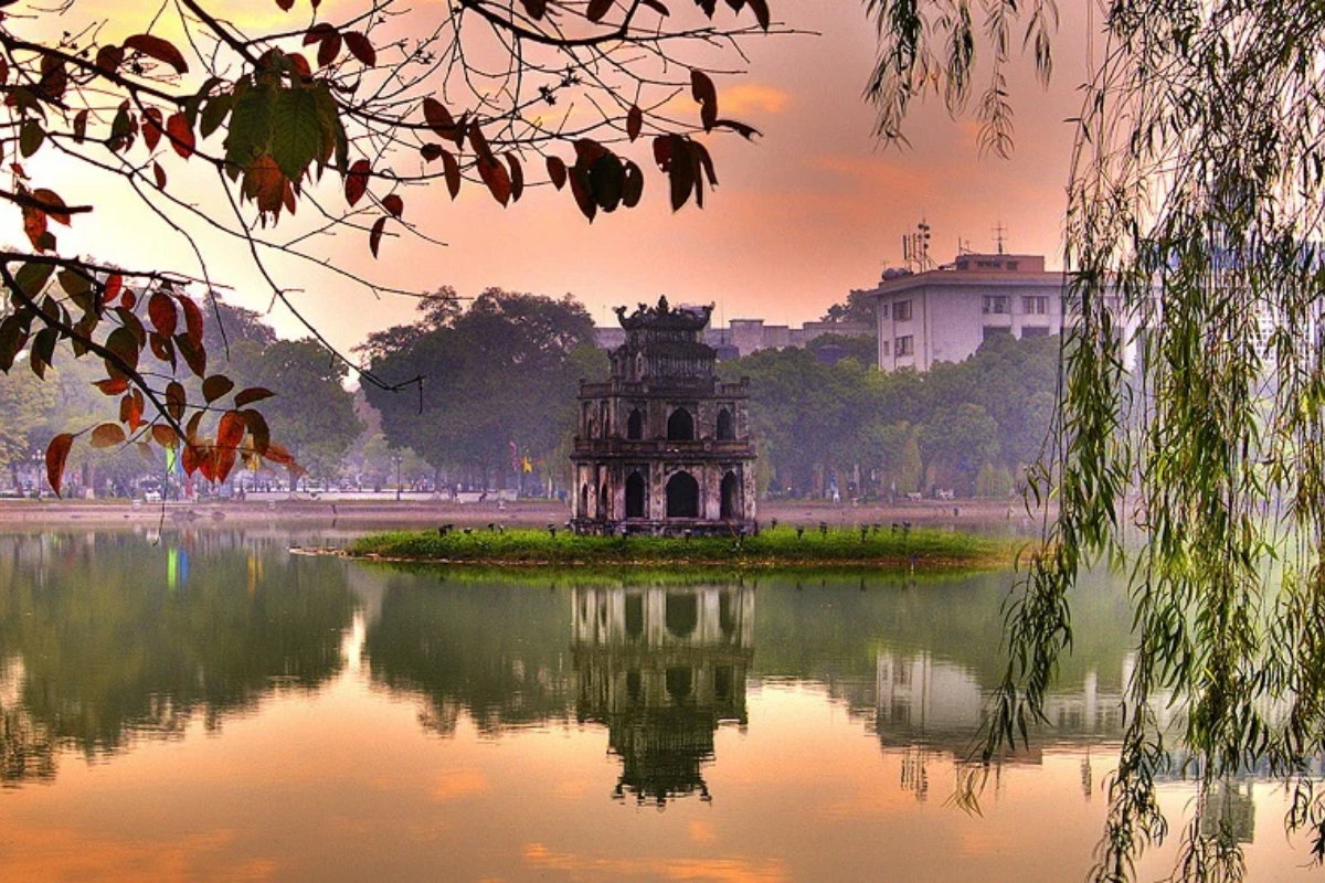 Từ phố Cầu Đông, bạn có thể dễ dàng kết hợp khám phá chợ Đồng Xuân, phố Hàng Đường, Hàng Chiếu và nhiều điểm đến nổi bật quanh khu phố cổ