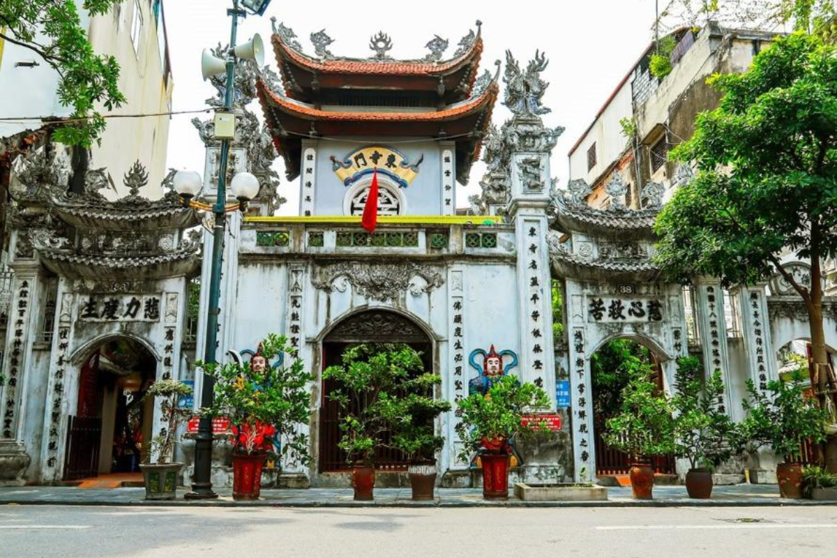 Phố Cầu Đông mang nét kiến trúc phố cổ với những ngôi nhà san sát và mặt tiền nhỏ. Không gian nơi đây vẫn lưu giữ vẻ trầm mặc giữa lòng Hà Nội