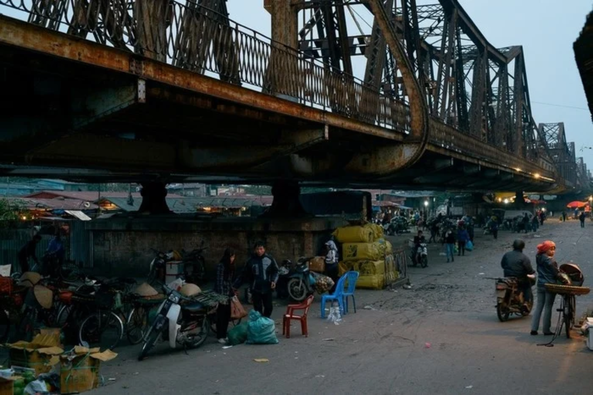 Tìm hiểu nhịp sống chợ đầu mối Long Biên khi thành phố bắt đầu lên đèn 