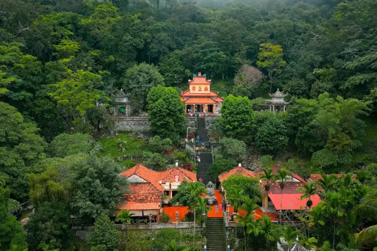Quần thể Di Đà Tam Tôn Tà Cú