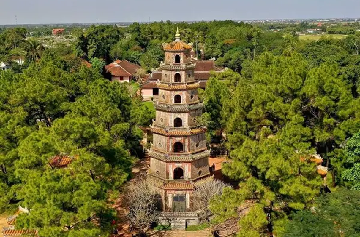 Chùa Thiên Mụ mang trong mình vẻ đẹp của thiên nhiên xanh tươi và yên bình