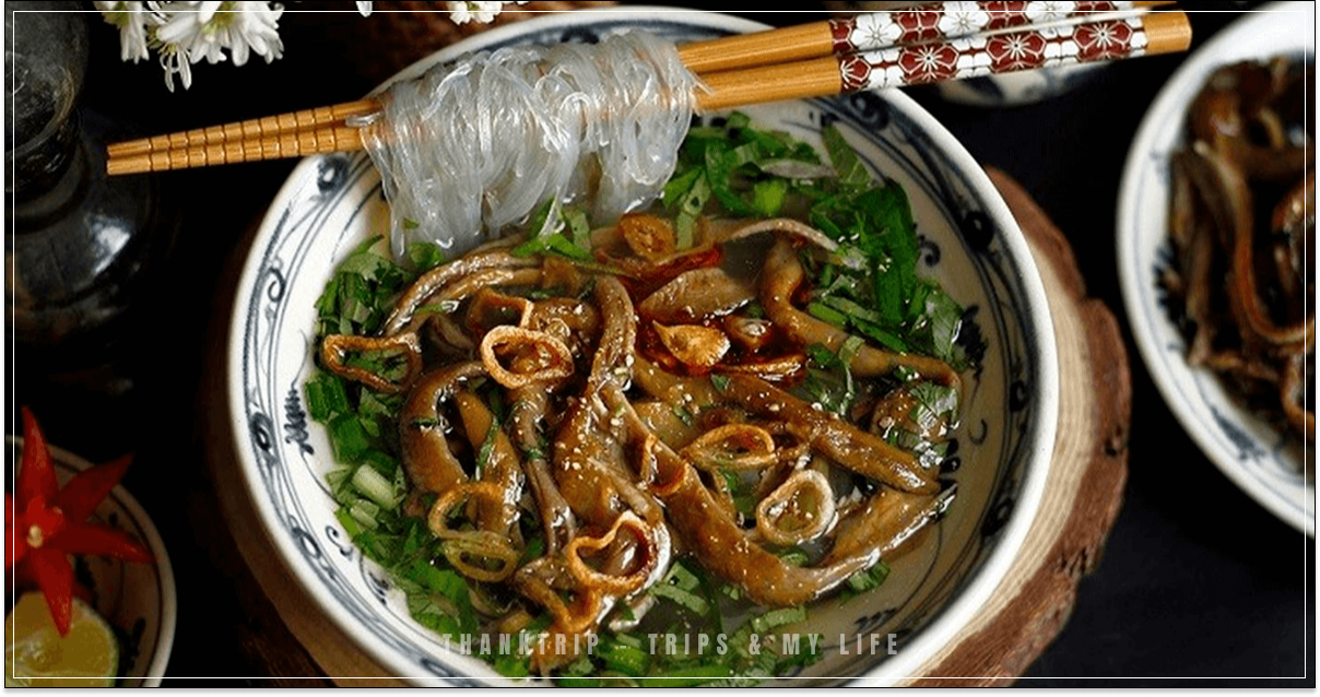 Miến lươn Ninh Bình là món đặc sản nổi tiếng với nước dùng đậm đà và hương vị truyền thống hấp dẫn du khách