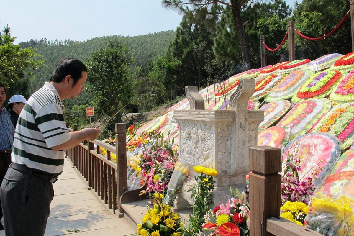 Viếng mộ Đại tướng Võ Nguyên Giáp tại Vũng Chùa Đảo Yến trang nghiêm