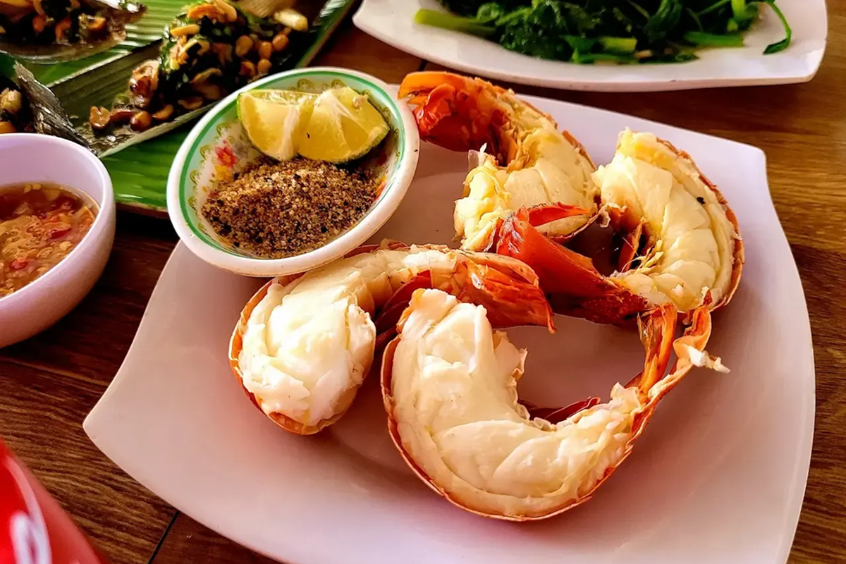 Thưởng thức hải sản địa phương gần khu du lịch Vũng Chùa Đảo Yến