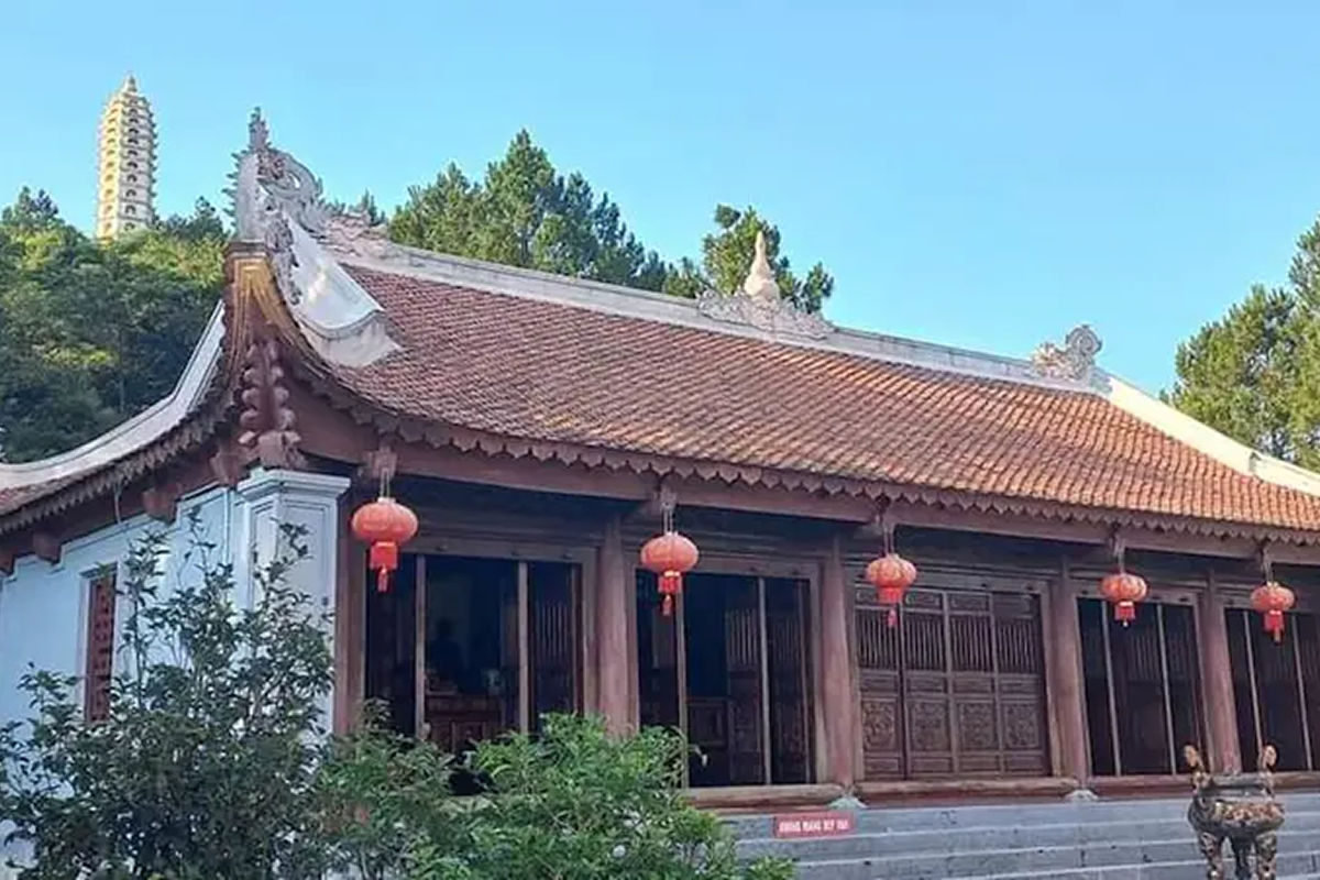 Miếu Cô gần ga cáp treo Chùa Hương Tích