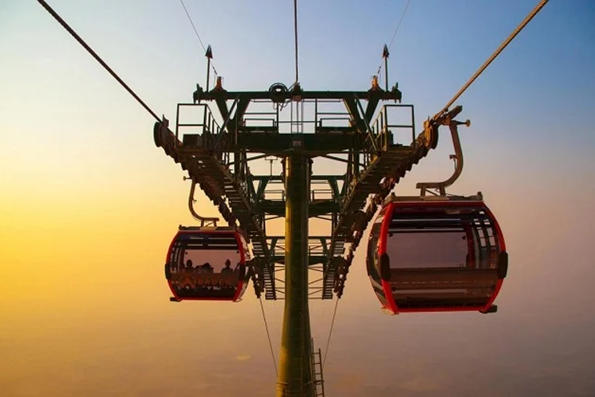 Cabin cáp treo Chùa Hương Tích trên dãy Hồng Lĩnh