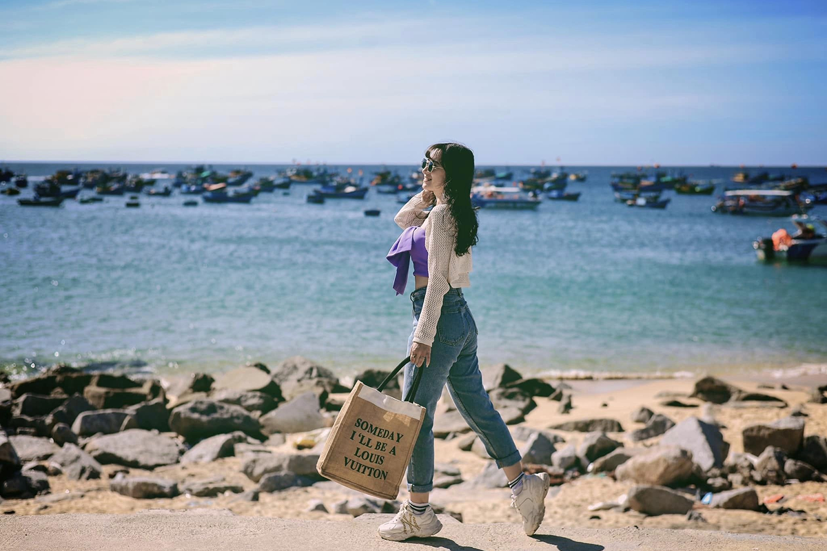 Cầu cảng và làng chài gần biển Thạch Hải